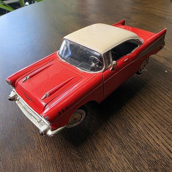 Motormax 1957 Chevrolet Bel air 1/24 Scale Diecast Car Red and White 68030/1 - Picture 1 of 16